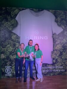 <em><strong>Cátia Loesch, coordenadora financeiro; Jefferson Formento, coordenador de gestão e automação processos (RPA) e líder do projeto de patrocínio da Hering.; e Marilia Pereira, head de Finanças do Grupo Soma/Hering</strong></em>