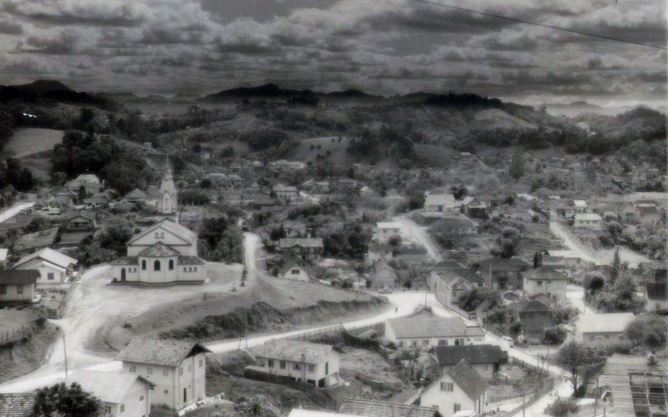Nossa história preservada em imagens. Foto gentilmente liberadas ao Viver Bom Retiro pelo advogado Roberto Curt Dopheide, morador da rua Nani Poethig, no Morro da Cia, Acredita que a primeira seja de setembro de 1962, mostrando a Igreja Evangélica e uma Bruno Hering ainda sem pavimentação. A rua Johanna Hering (paralela na descida do Morro pelo lado da Velha) também não contava com pavimento. Ao fundo, o bairro da Velha, sem nenhum prédio.