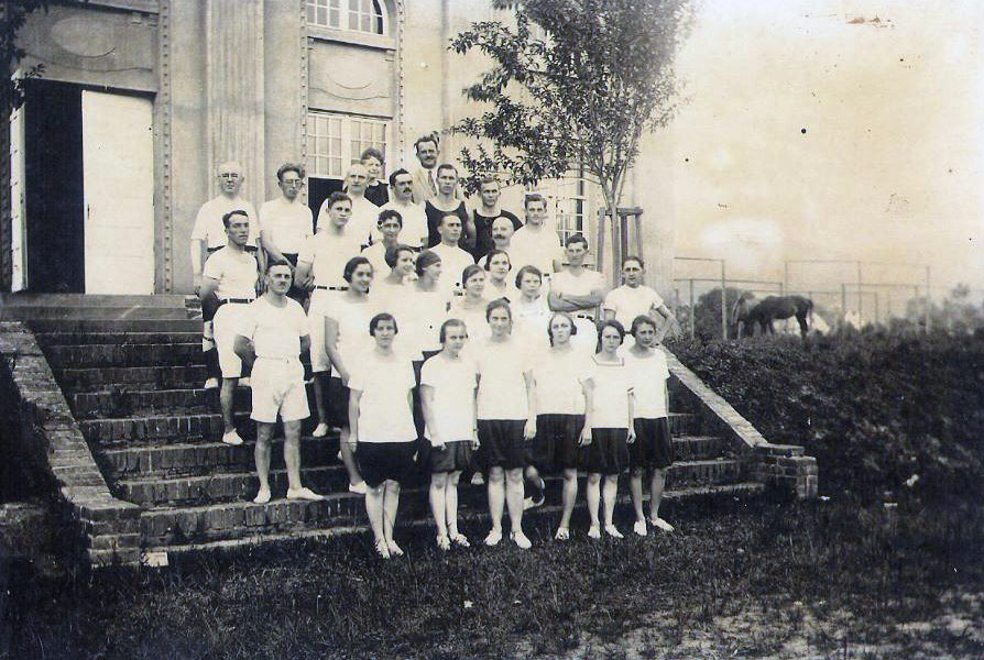 Nossa história preservada em imagens. Foto gentilmente liberadas ao Viver Bom Retiro pelo advogado Roberto Curt Dopheide, morador da rua Nani Poethig, no Morro da Cia, A é do início da década de 40 e mostra sua tia vó Mathilde Friscknecht (Turnhalle) com outros estudantes, na entrada do Ginástico, posando para foto na escadaria que dava para o campo de futebol.